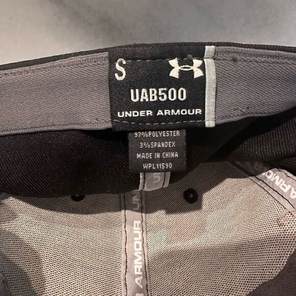 Under Armour B500 Structured Six Panel Fitted Baseball Cap Solid Black Small - Picture 4 of 4